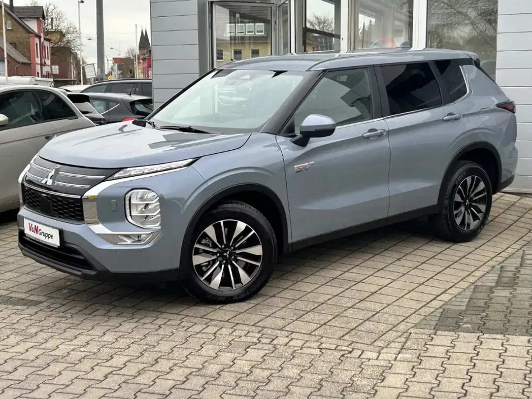 Mitsubishi Outlander - Thumbnail 3