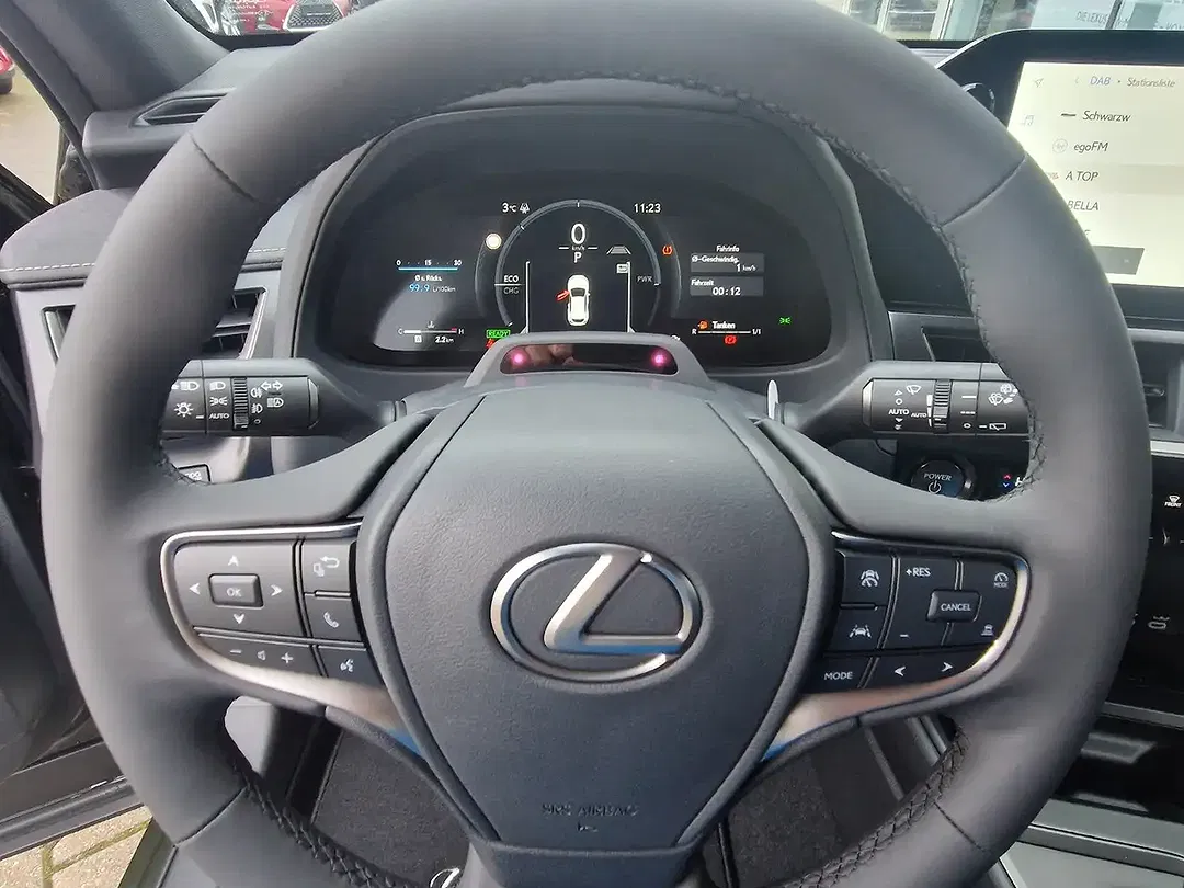 Lexus UX 300h - Thumbnail 10