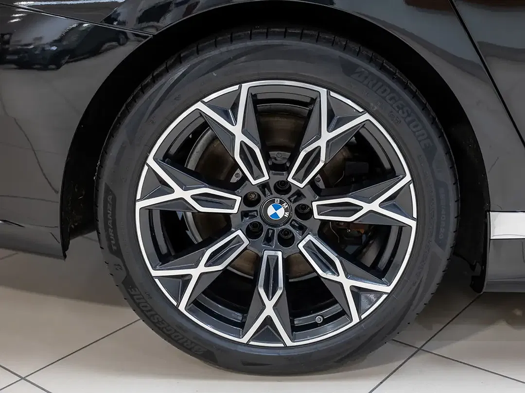 BMW 750 - Thumbnail 10
