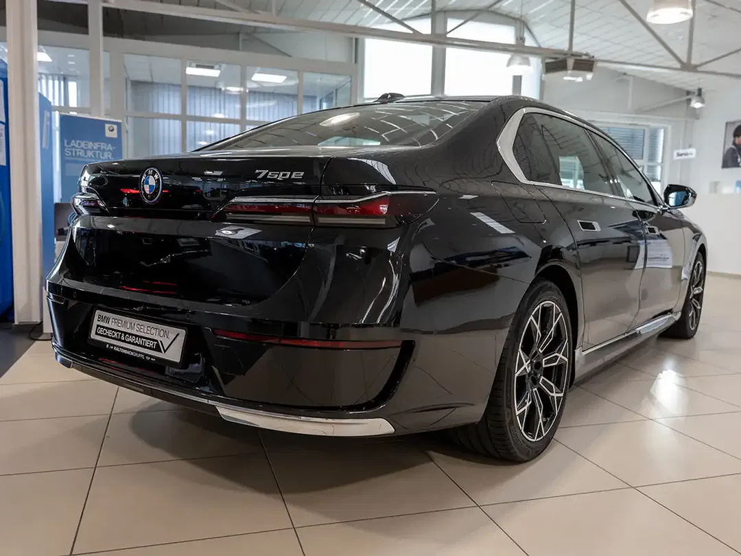 BMW 750 - Thumbnail 5