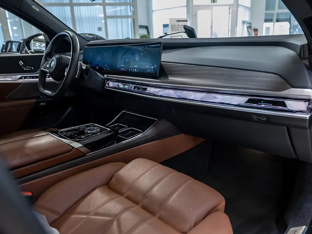 BMW 750 - Thumbnail 7