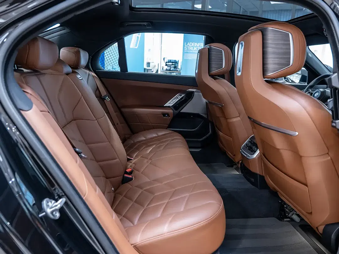 BMW 750 - Thumbnail 8