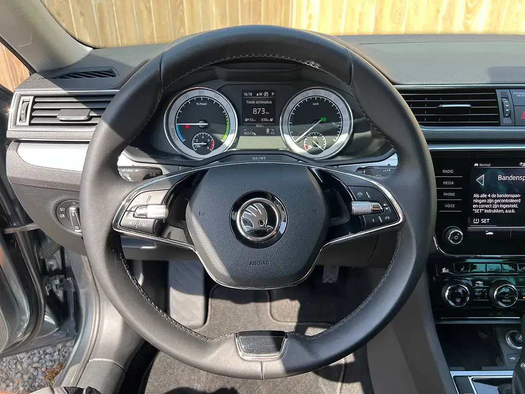 Skoda Superb - Thumbnail 17