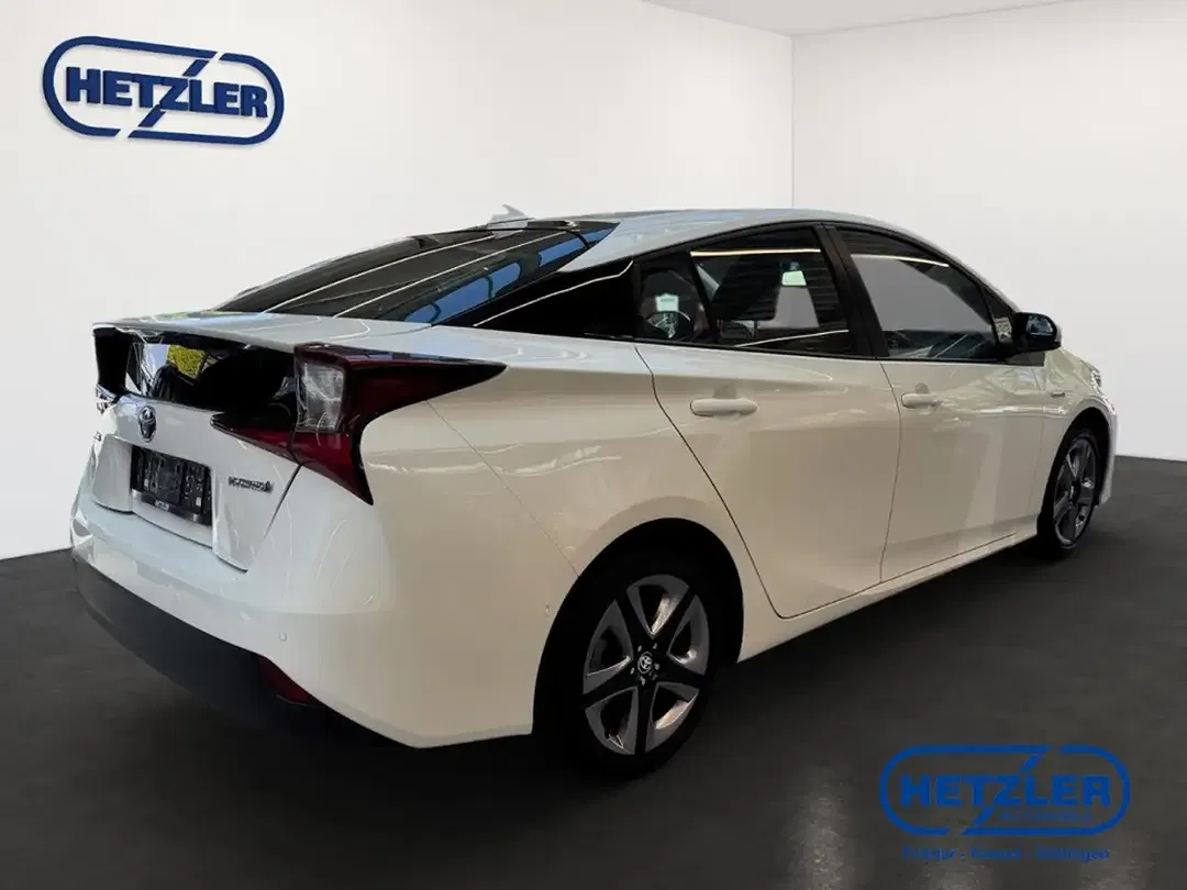 Toyota Prius - Thumbnail 3