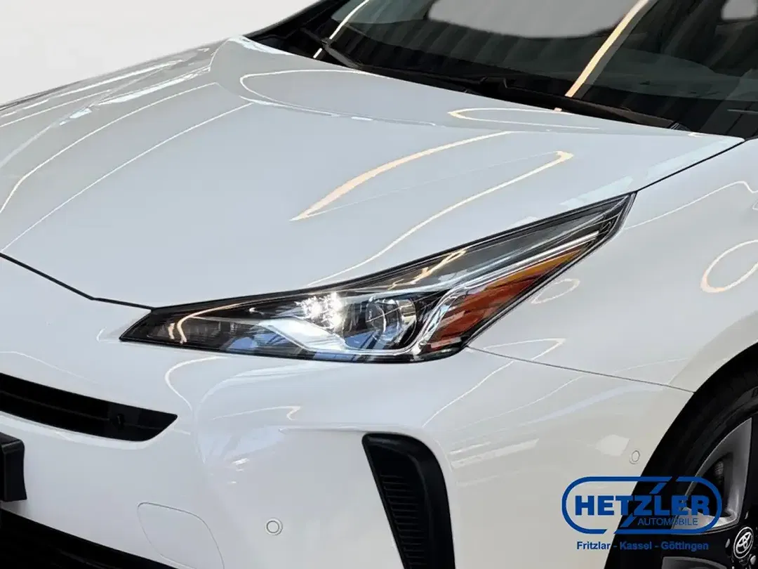 Toyota Prius - Thumbnail 5