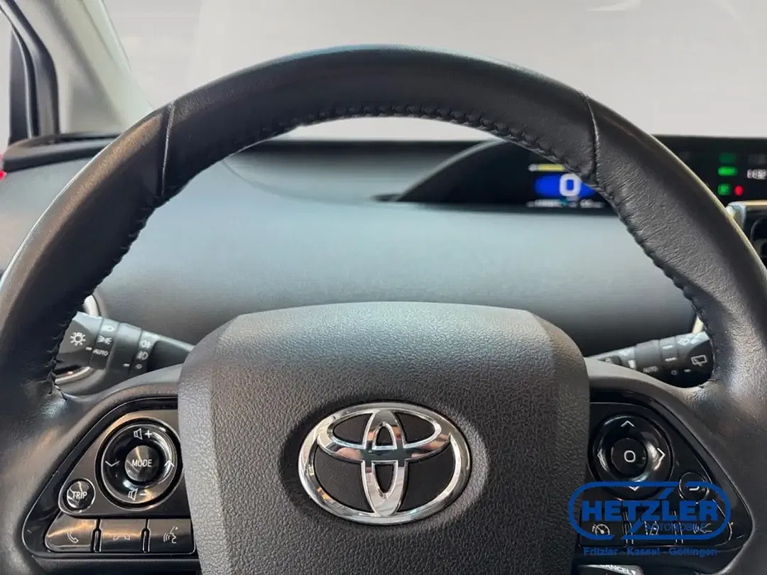 Toyota Prius - Thumbnail 8