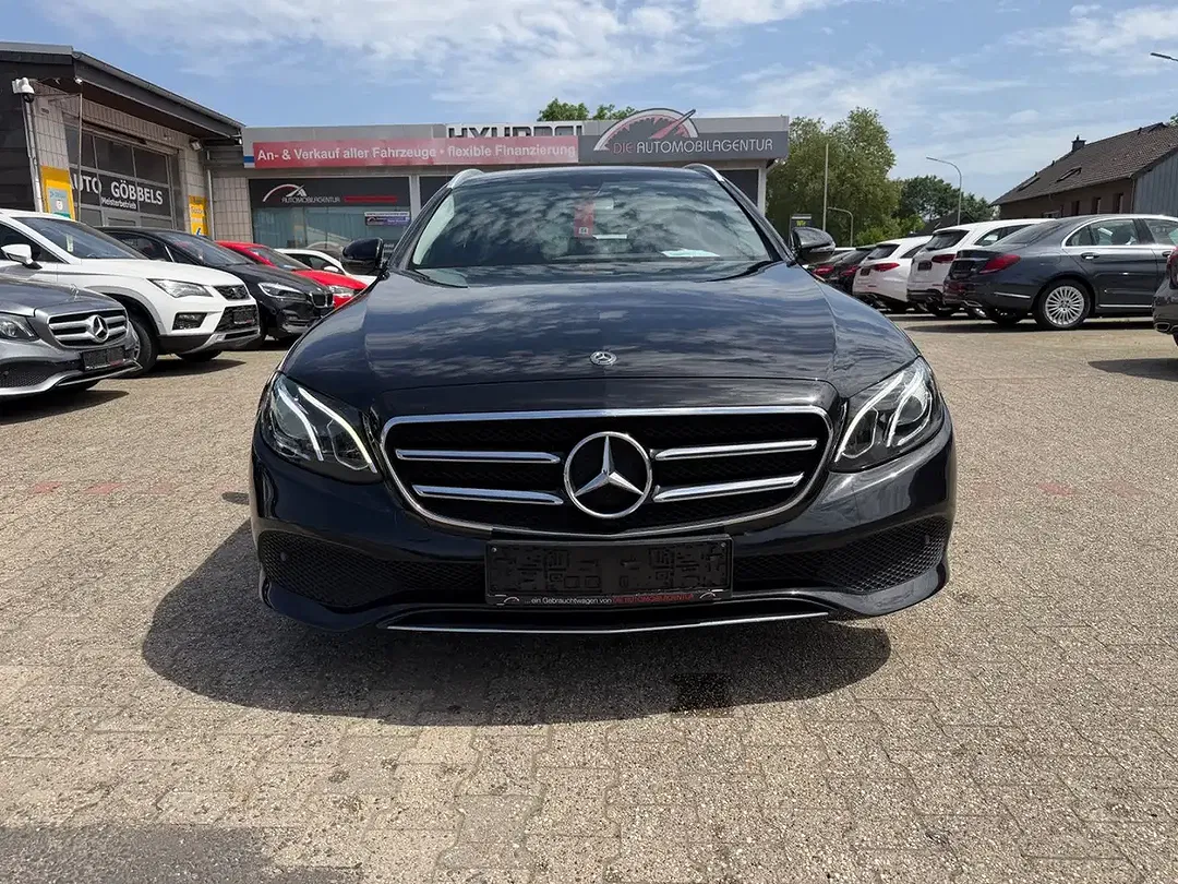 Mercedes-Benz E 200 - Thumbnail 2