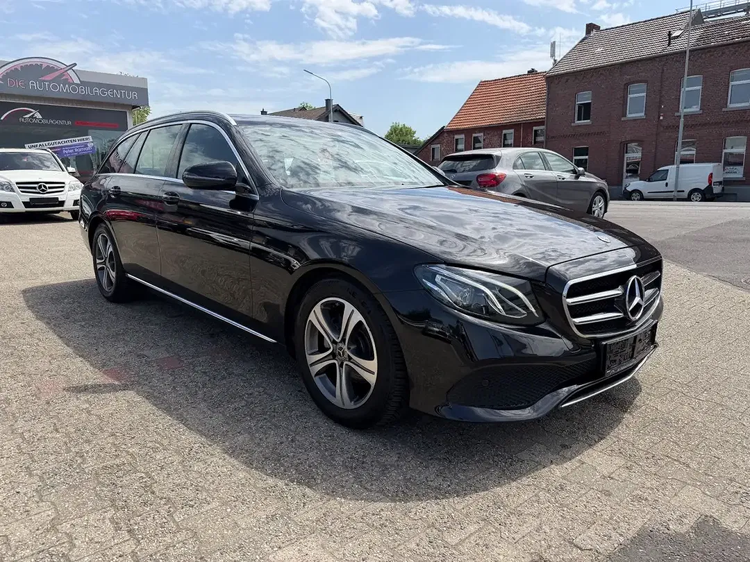 Mercedes-Benz E 200 - Thumbnail 3