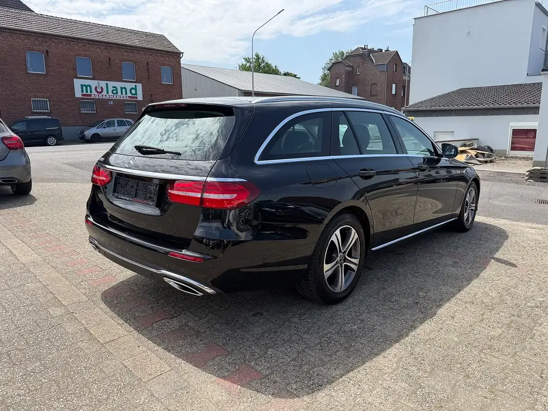 Mercedes-Benz E 200 - Thumbnail 5