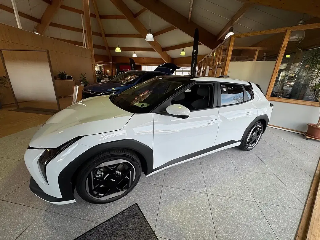 Kia EV4 - Thumbnail 4