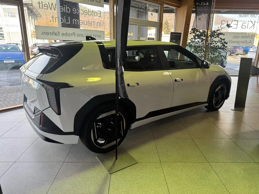 Kia EV4 - Thumbnail 5