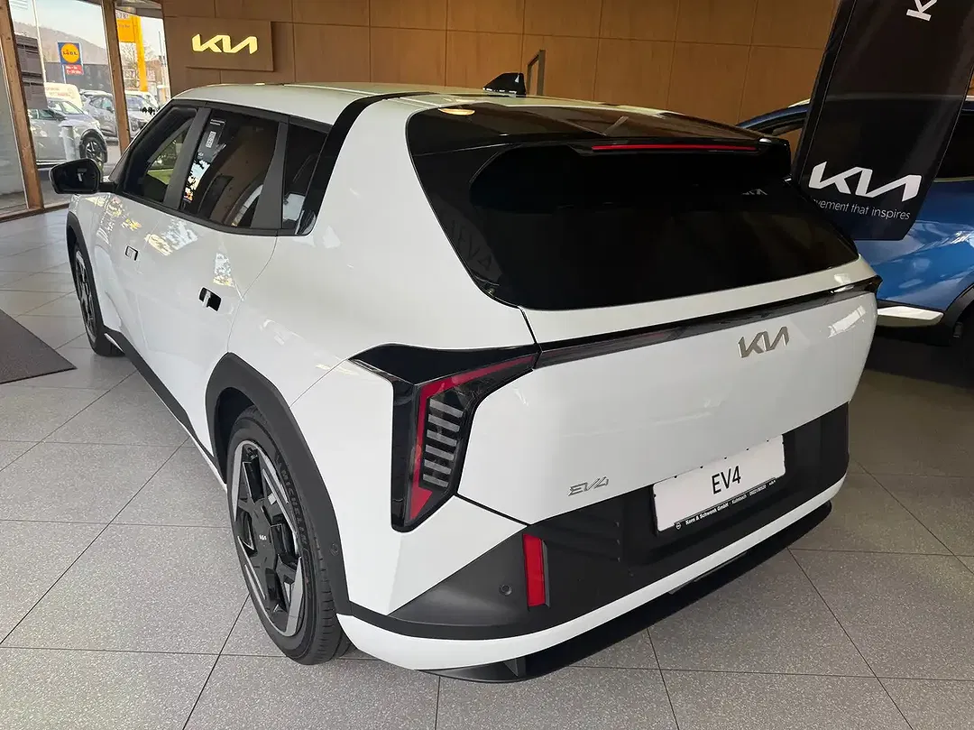 Kia EV4 - Thumbnail 6