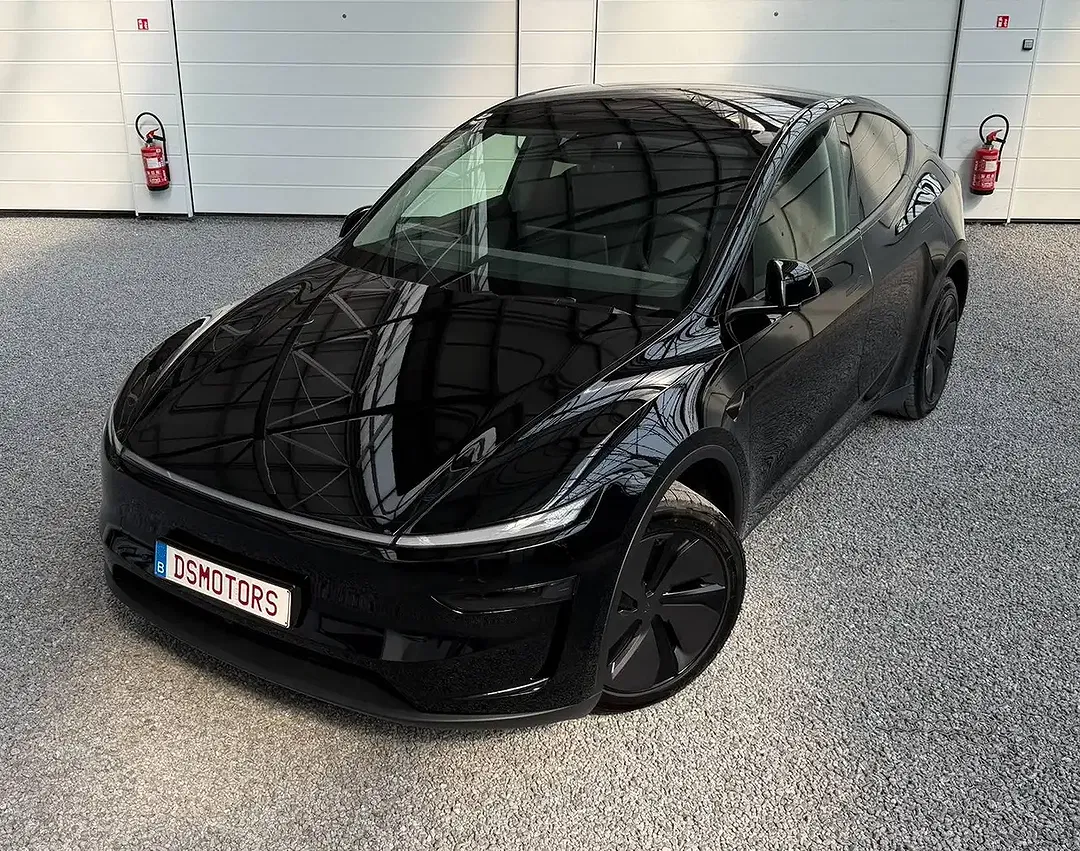 Tesla Model Y - Thumbnail 1