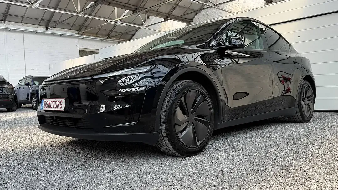 Tesla Model Y - Thumbnail 10