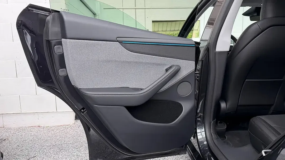 Tesla Model Y - Thumbnail 29