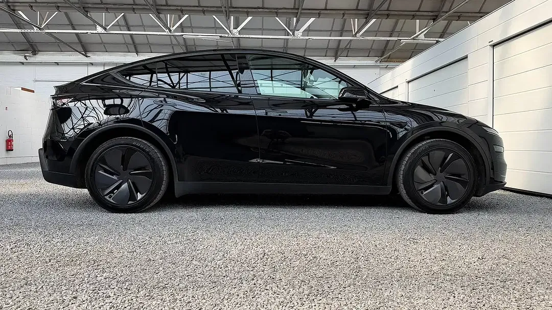 Tesla Model Y - Thumbnail 5