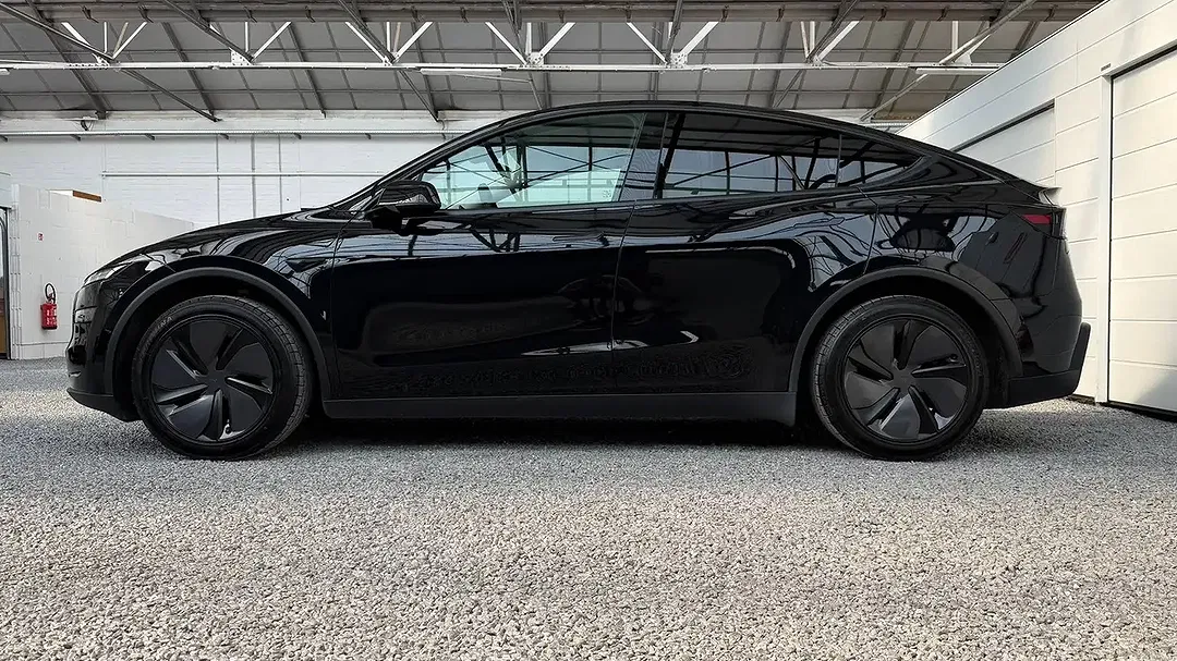Tesla Model Y - Thumbnail 6