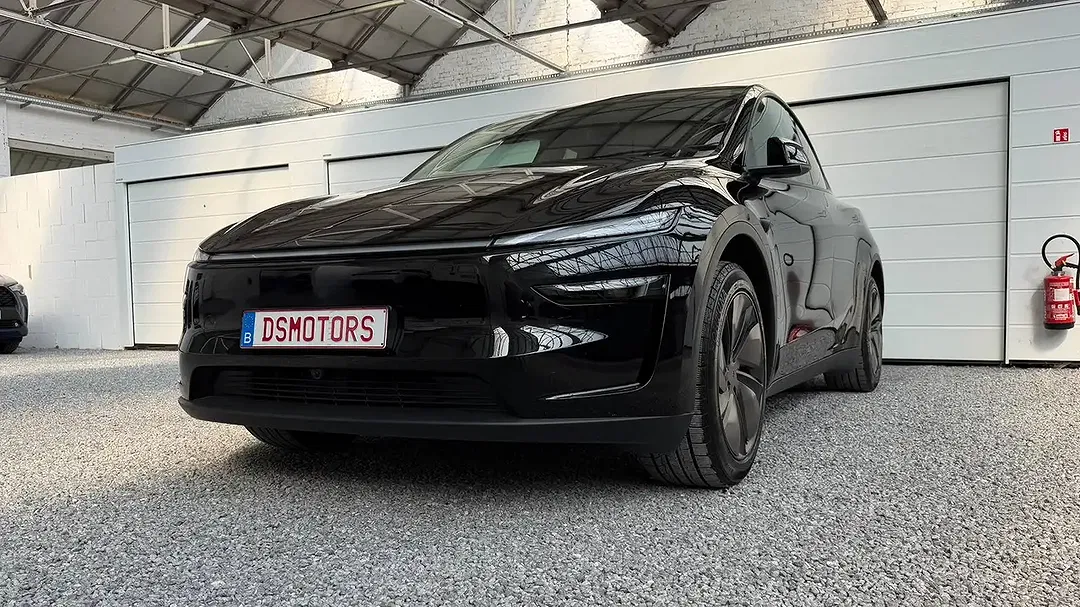 Tesla Model Y - Thumbnail 8