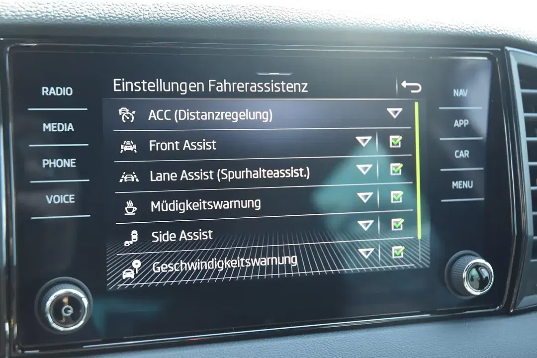 Skoda Karoq - Thumbnail 25