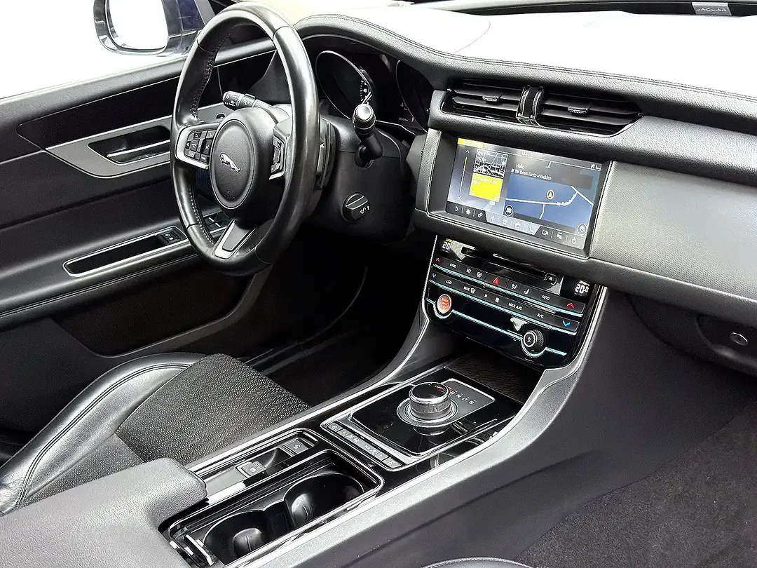 Jaguar XF - Thumbnail 10