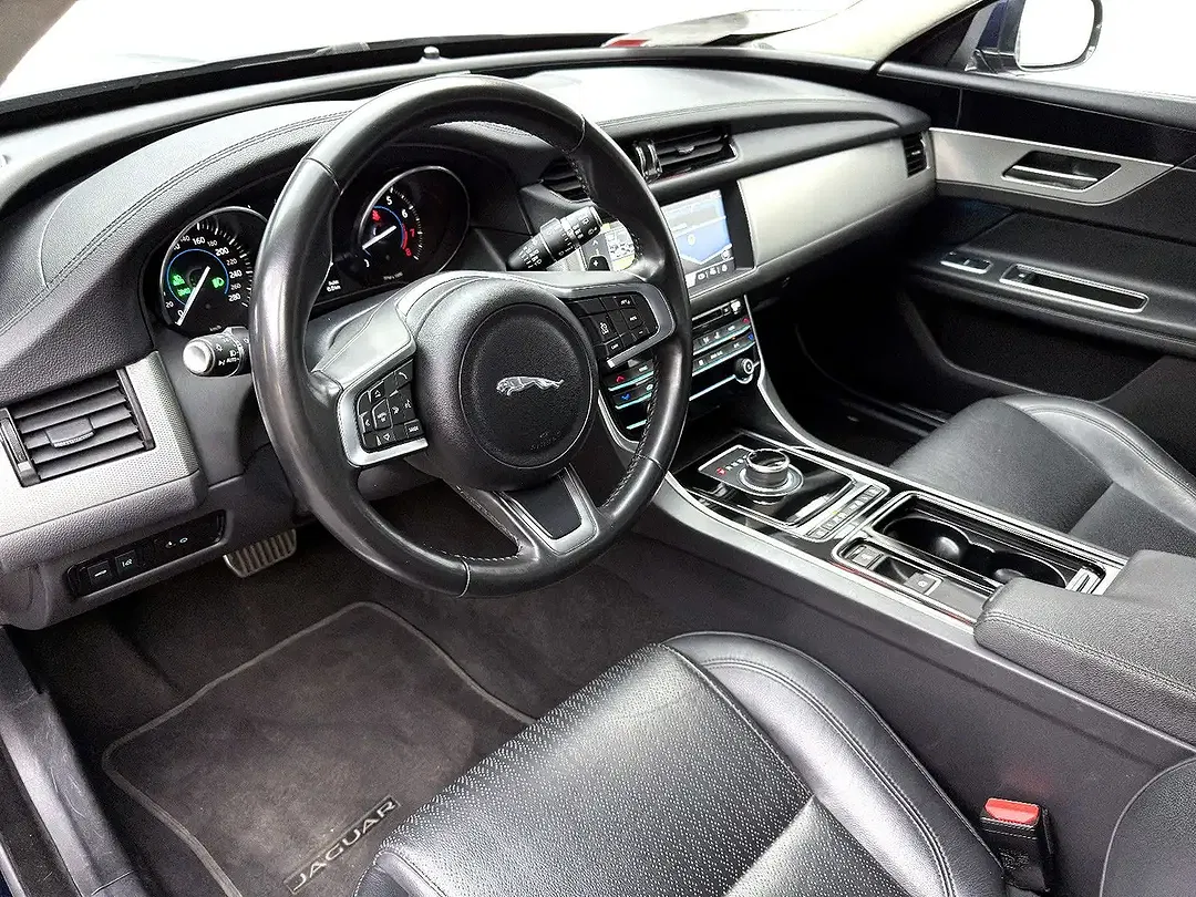 Jaguar XF - Thumbnail 12