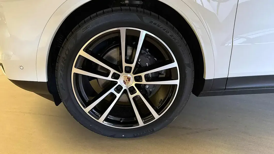 Porsche Cayenne - Thumbnail 2