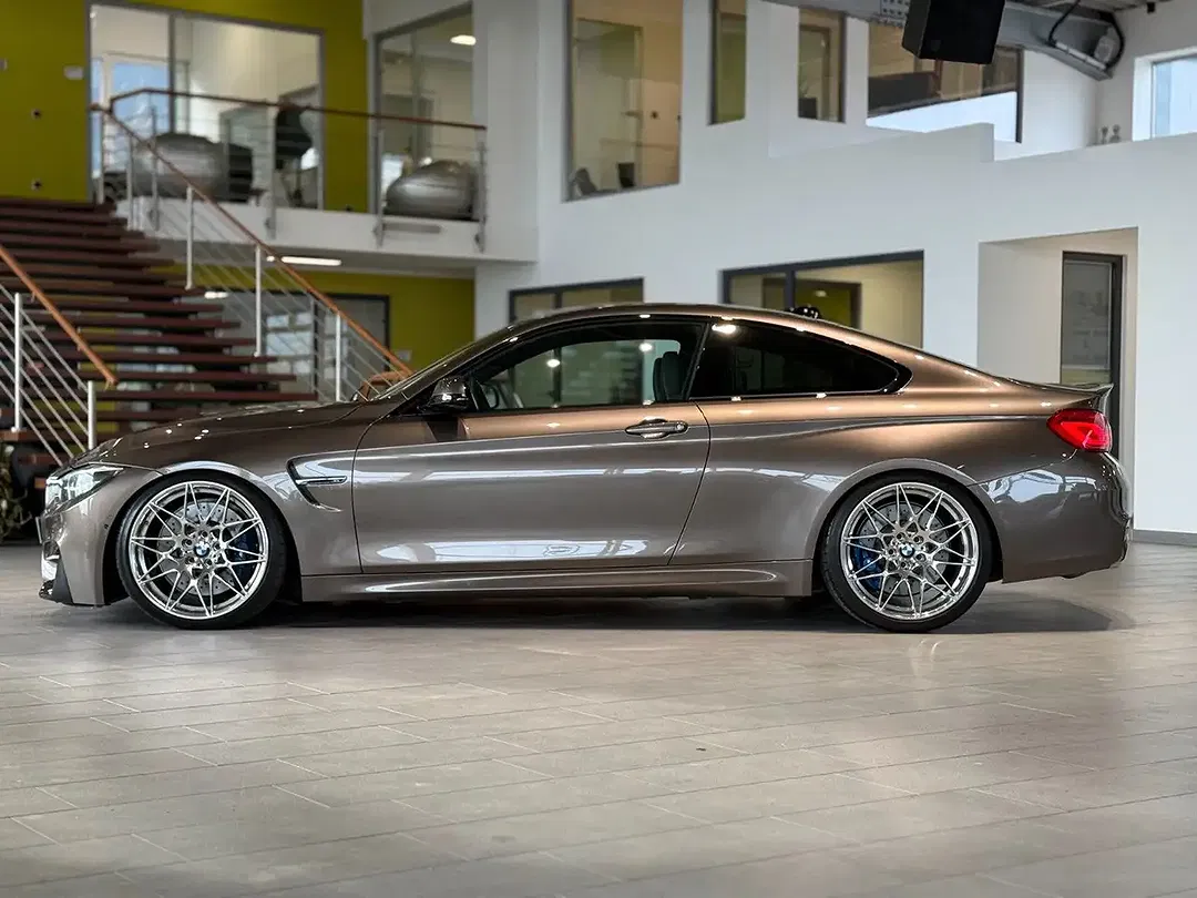 BMW M4 - Thumbnail 2