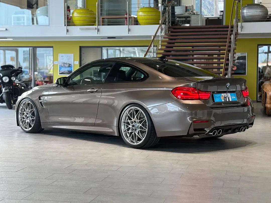BMW M4 - Thumbnail 3