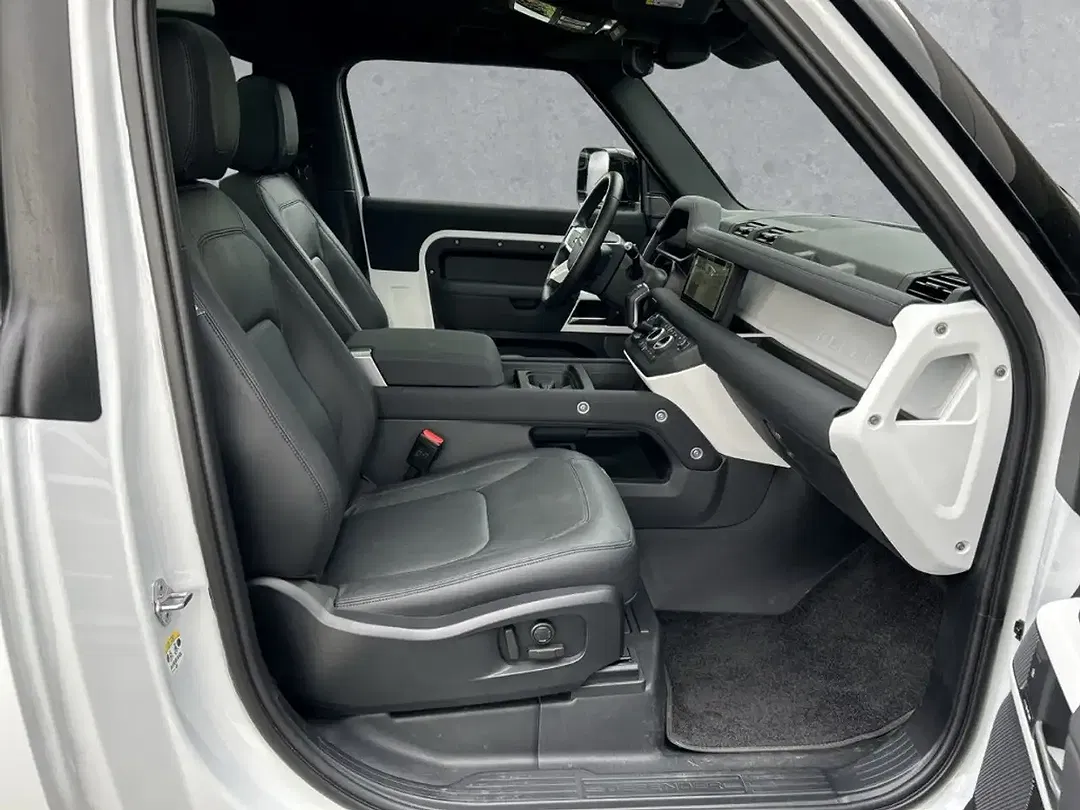 Land Rover Defender - Thumbnail 3