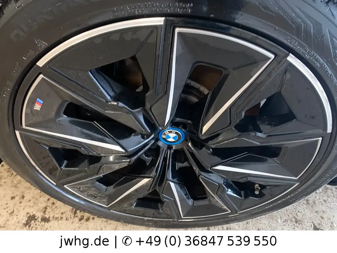 BMW i7 - Thumbnail 2