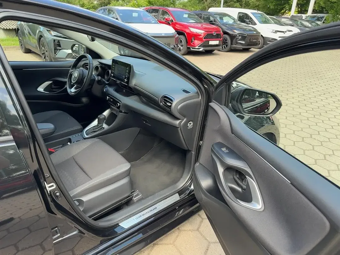 Toyota Yaris - Thumbnail 11