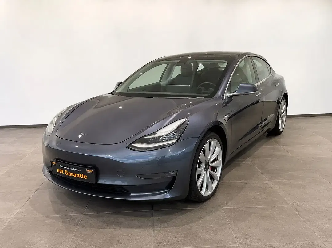 Tesla Model 3 - Thumbnail 2
