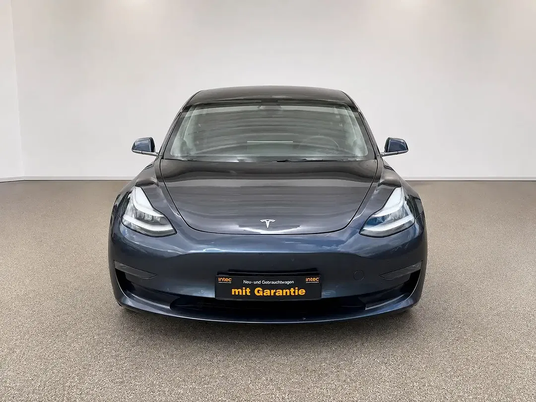 Tesla Model 3 - Thumbnail 3