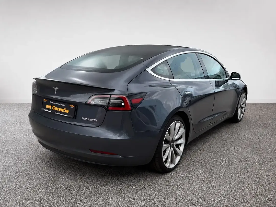 Tesla Model 3 - Thumbnail 4