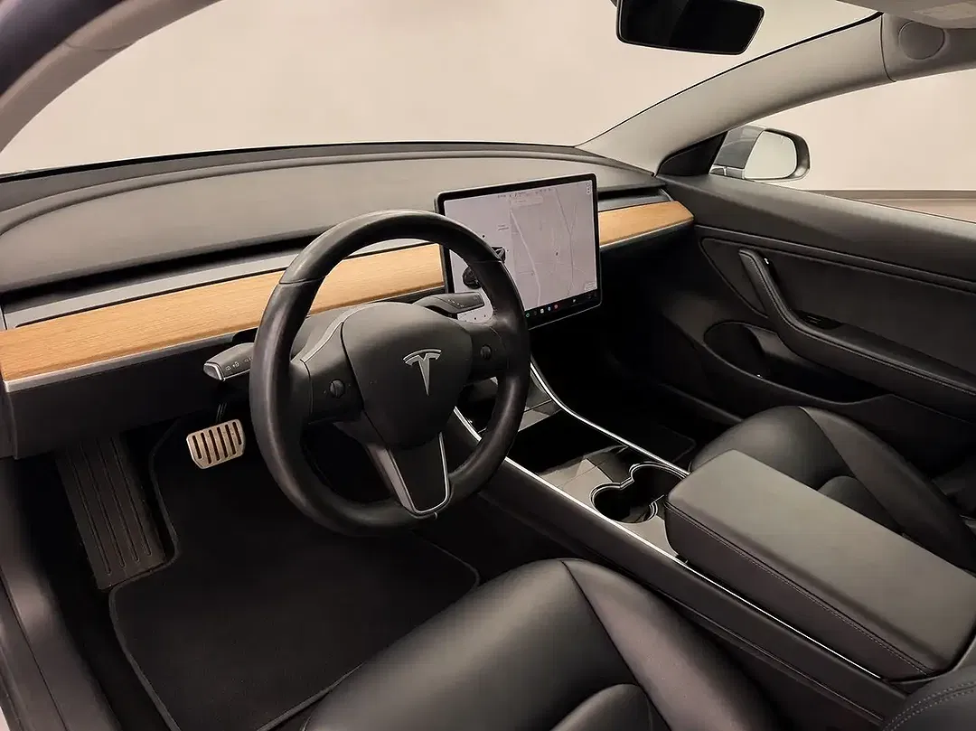Tesla Model 3 - Thumbnail 6