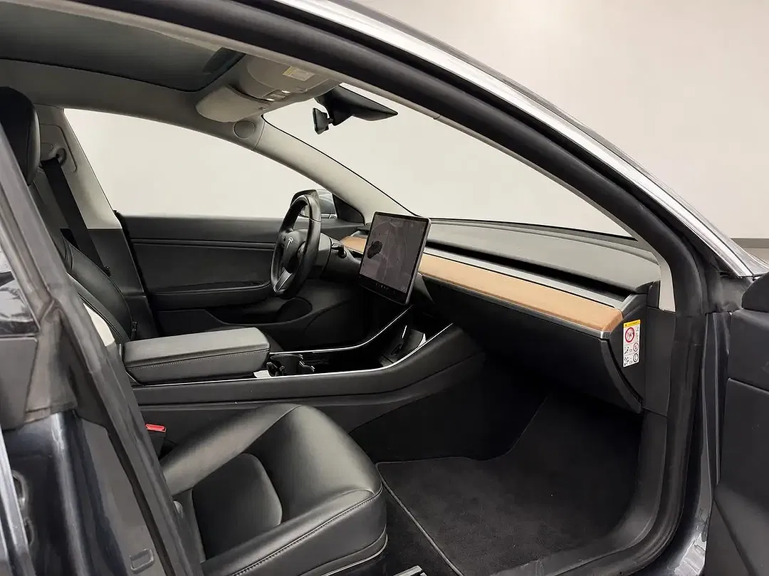 Tesla Model 3 - Thumbnail 7