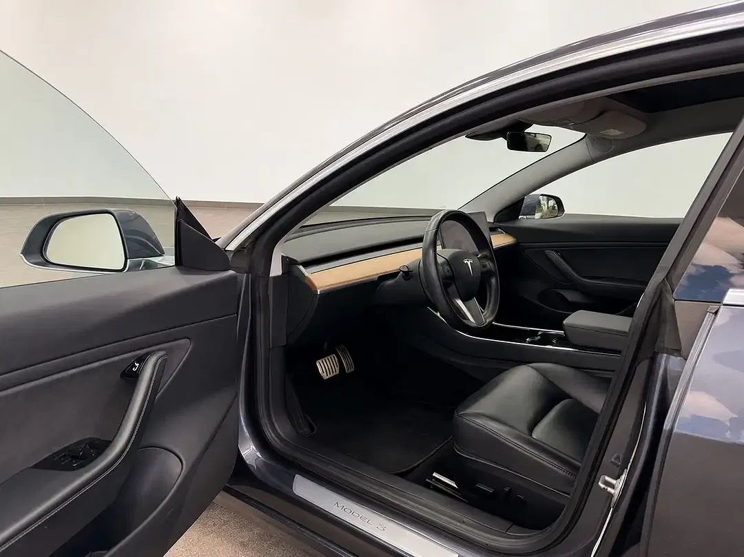 Tesla Model 3 - Thumbnail 8