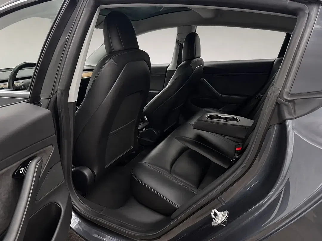 Tesla Model 3 - Thumbnail 9