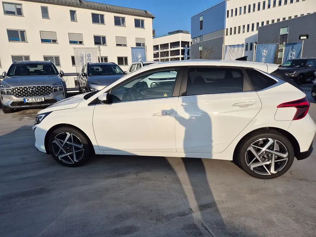 Hyundai i20 - Thumbnail 3