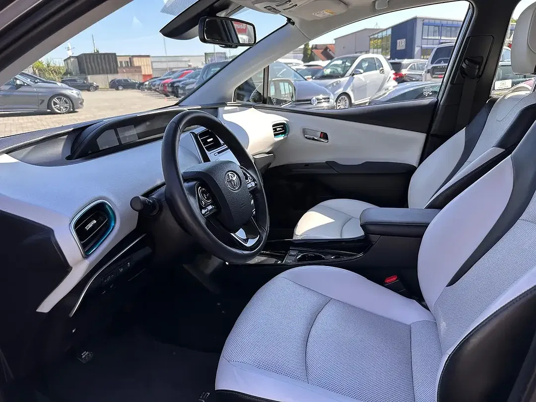 Toyota Prius - Thumbnail 10