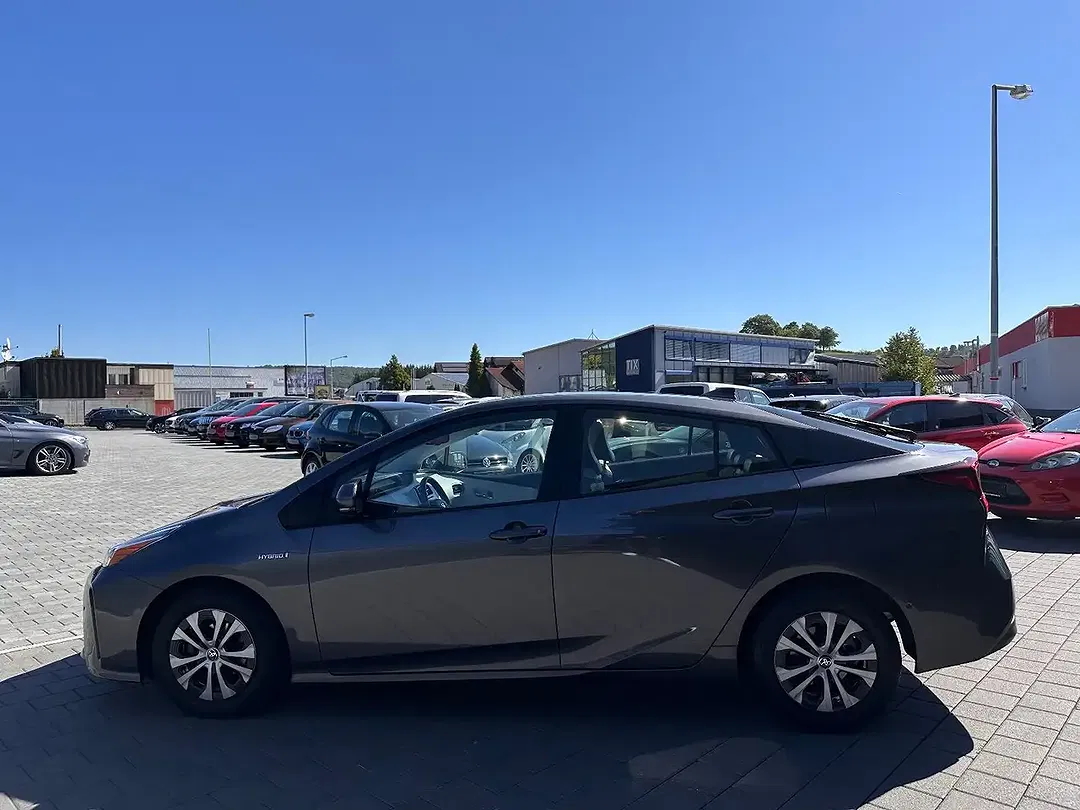 Toyota Prius - Thumbnail 4