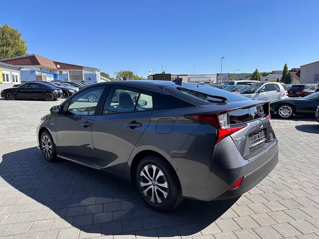 Toyota Prius - Thumbnail 5