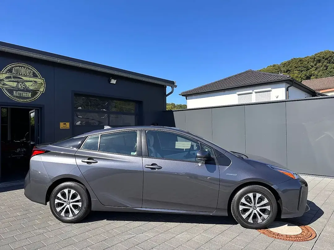 Toyota Prius - Thumbnail 8