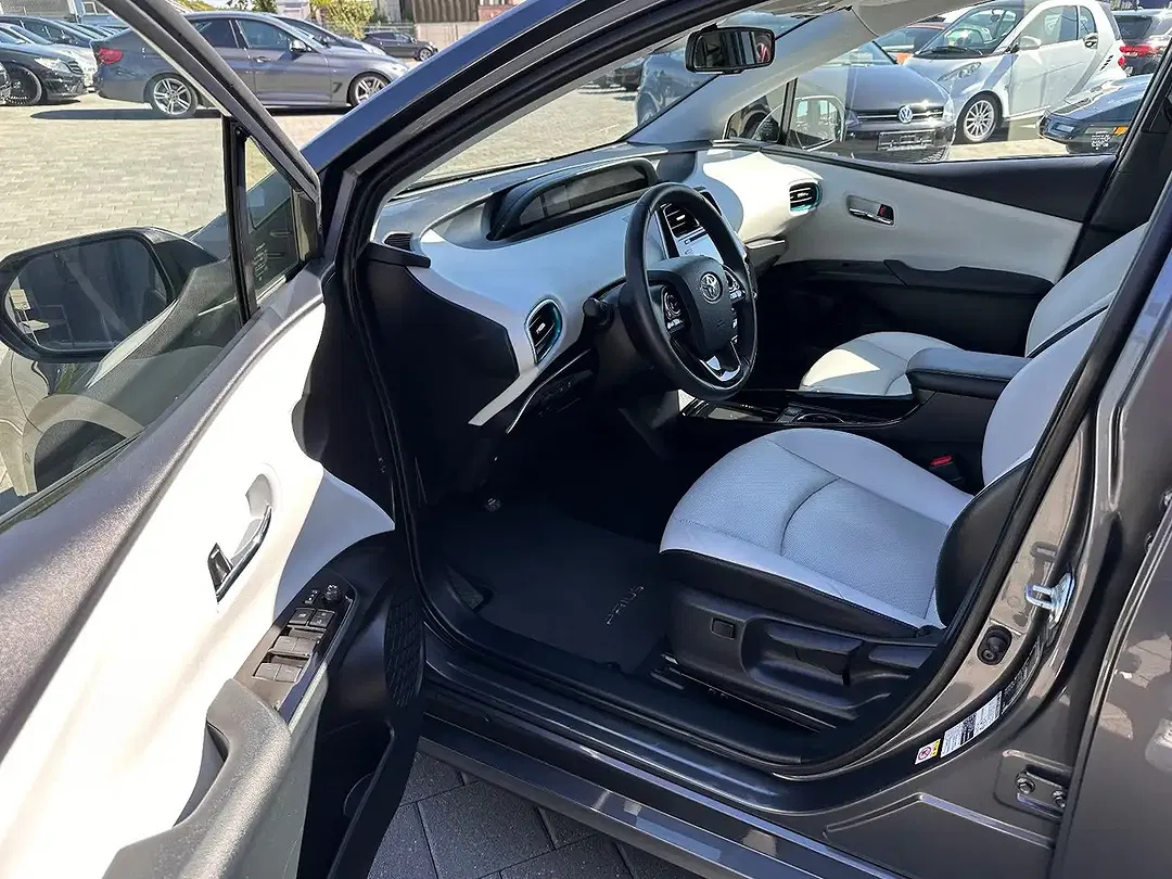 Toyota Prius - Thumbnail 9