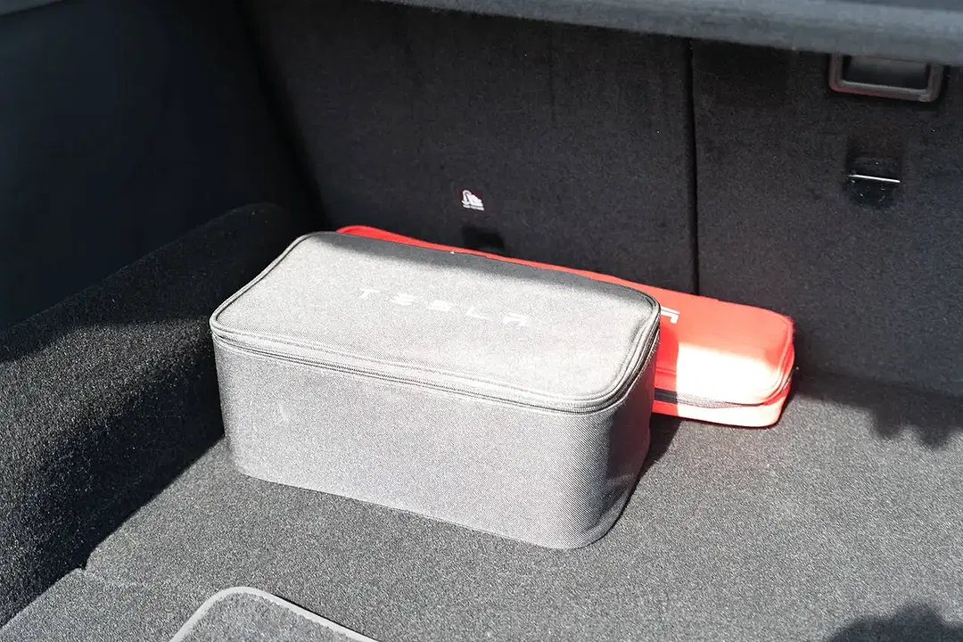 Tesla Model Y - Thumbnail 15