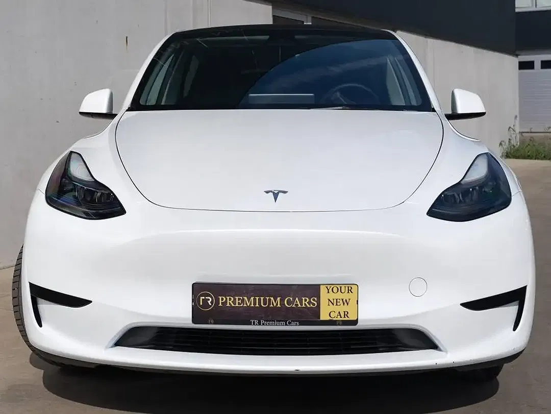 Tesla Model Y - Thumbnail 3