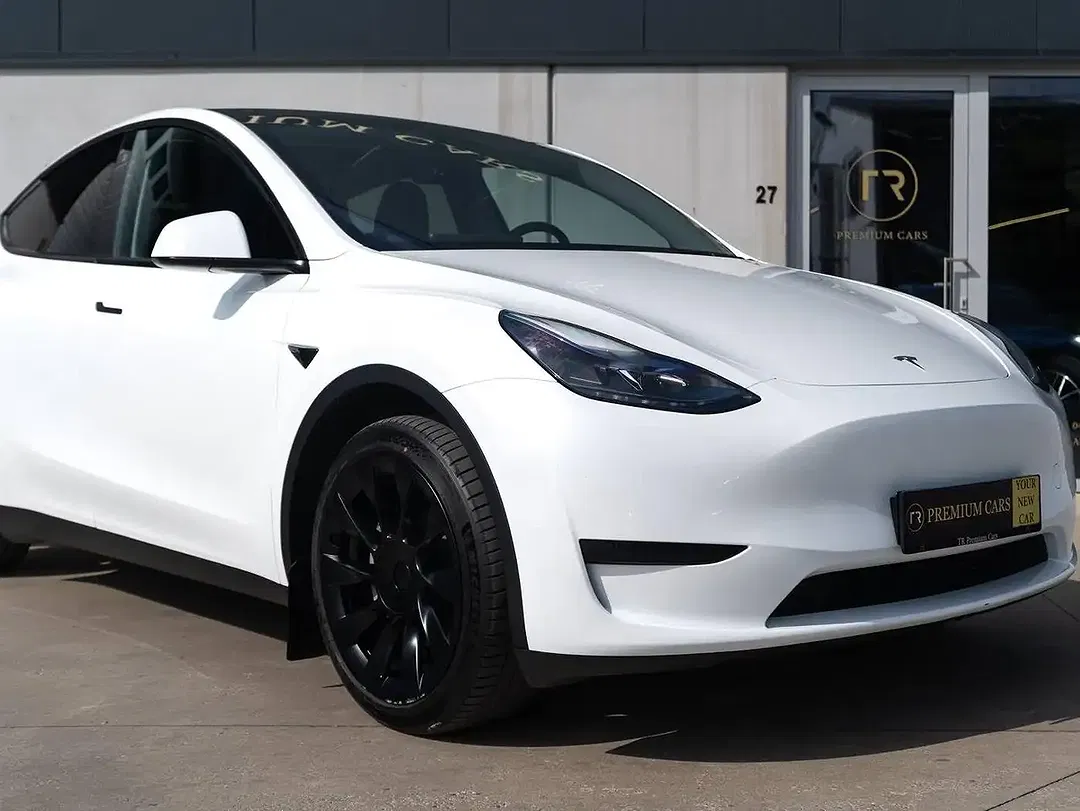 Tesla Model Y - Thumbnail 6