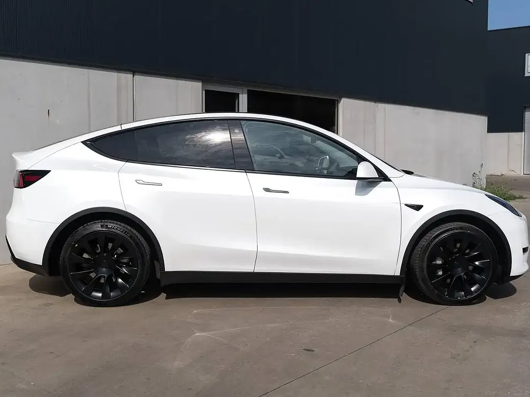 Tesla Model Y - Thumbnail 7