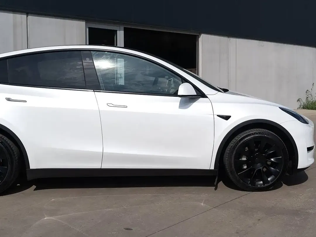 Tesla Model Y - Thumbnail 8