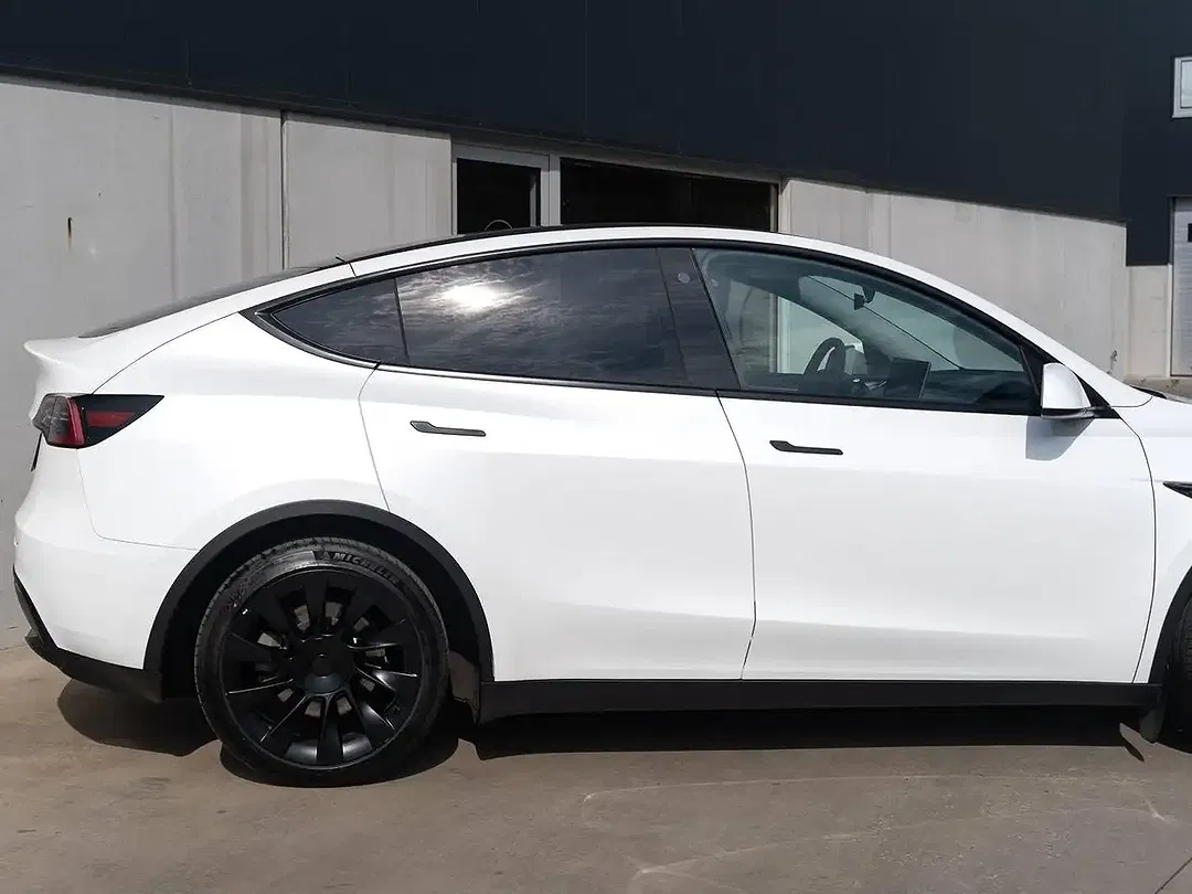 Tesla Model Y - Thumbnail 9